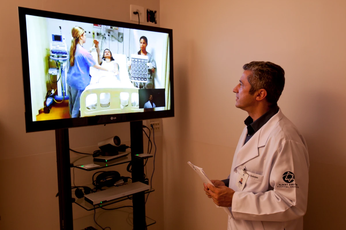 2012 - O Einstein se torna a primeira organização do país a
oferecer serviços de telemedicina. No mesmo ano, implementa o prontuário
eletrônico - por Kiko Ferrite/divulgação