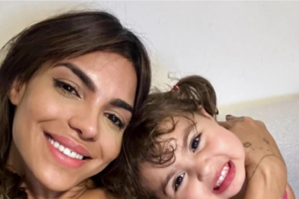 Tays Reis e filha Pietra