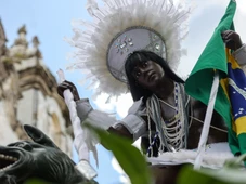 Imagem - Vale tudo para chegar perto do caboclo: lágrimas, palmas e gritos marcam desfile do 2 de Julho