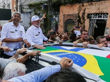 Imagem - Lula desfila com aliados no 2 de Julho e fala da crise no governo
