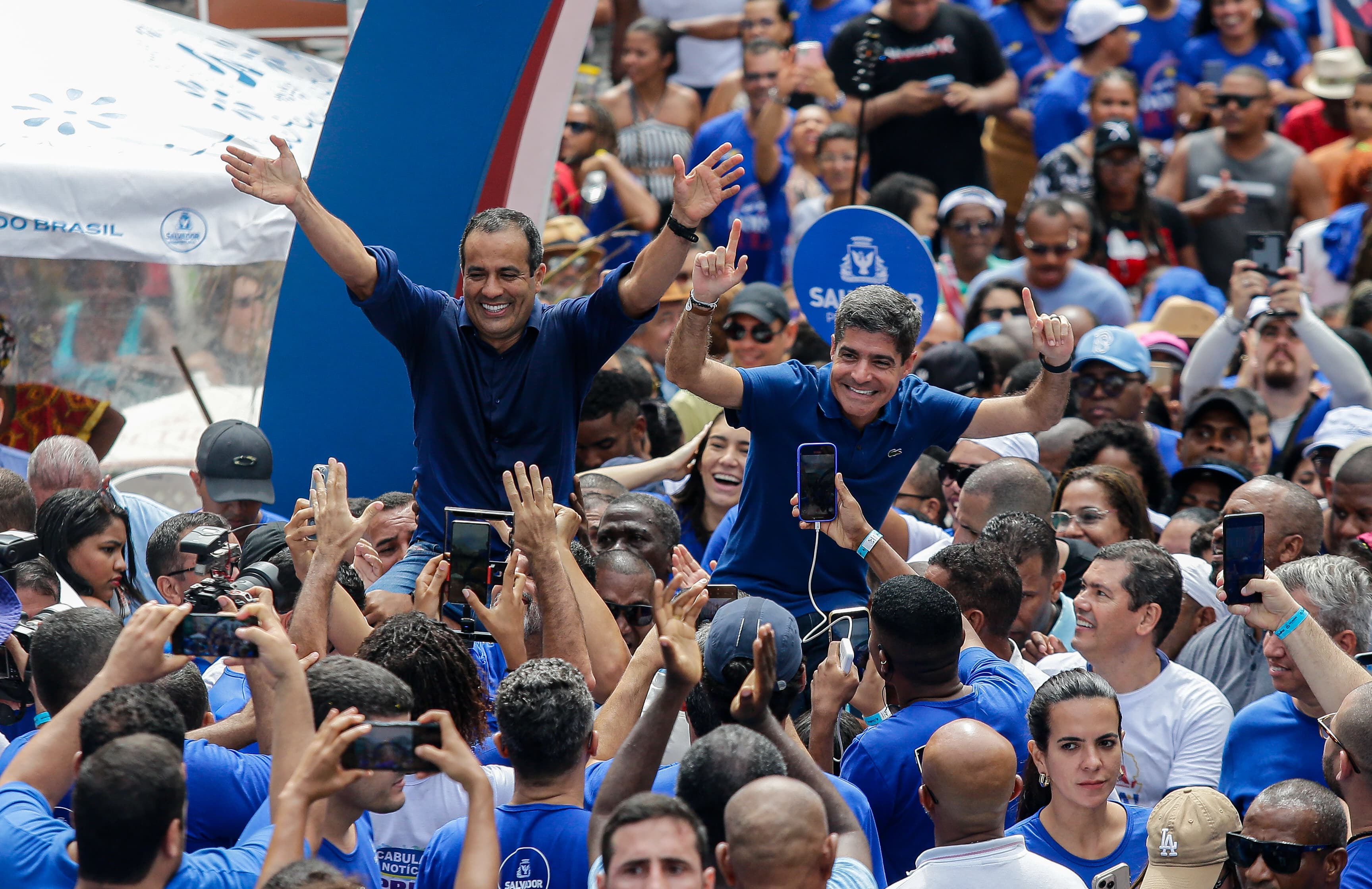 Bruno Reis e ACM Neto durante desfi por Arisson Marinho/CORREIO