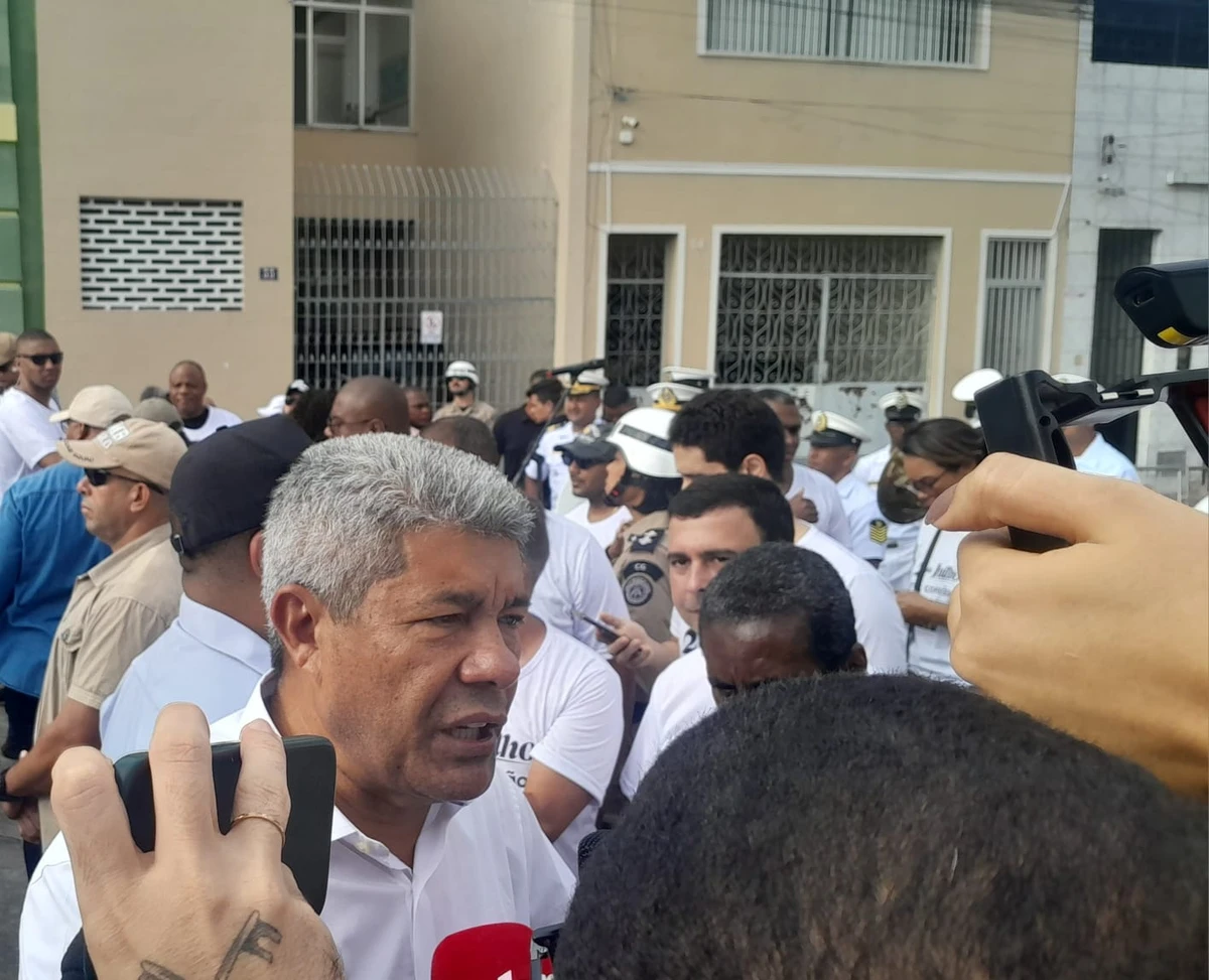 Com direito a vaias, Jerônimo e aliados seguem cortejo em celebração ao 2 de Julho