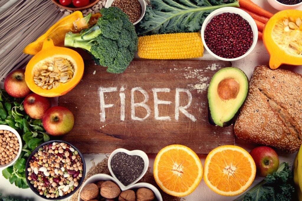 Alimentos naturais e fontes de fibra são fundamentais para restaurar o equilíbrio metabólico (Imagem: Tatjana Baibakova | Shutterstock)
