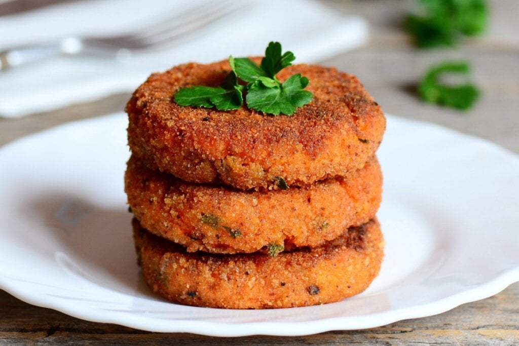 Hambúrguer de cenoura empanado (Imagem: OnlyZoia | Shutterstock) 