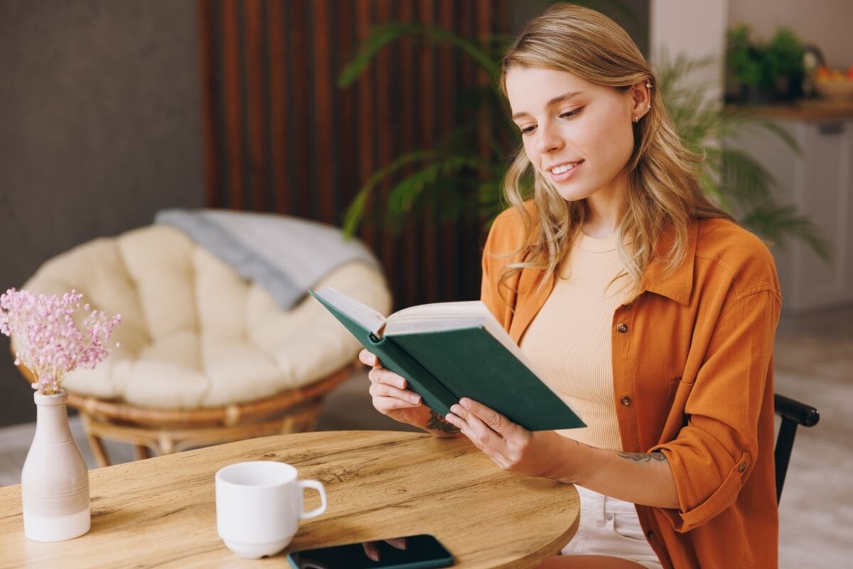 Mais do que um simples hábito, ler pode ser um verdadeiro caminho de cura (Imagem: ViDI Studio | Shutterstock)