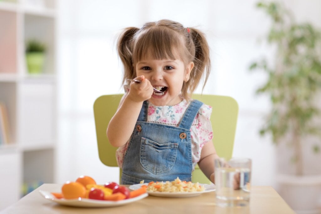 O cuidado com a alimentação é importante para prevenir os engasgos (Imagem: Oksana Kuzmina | Shutterstock) 