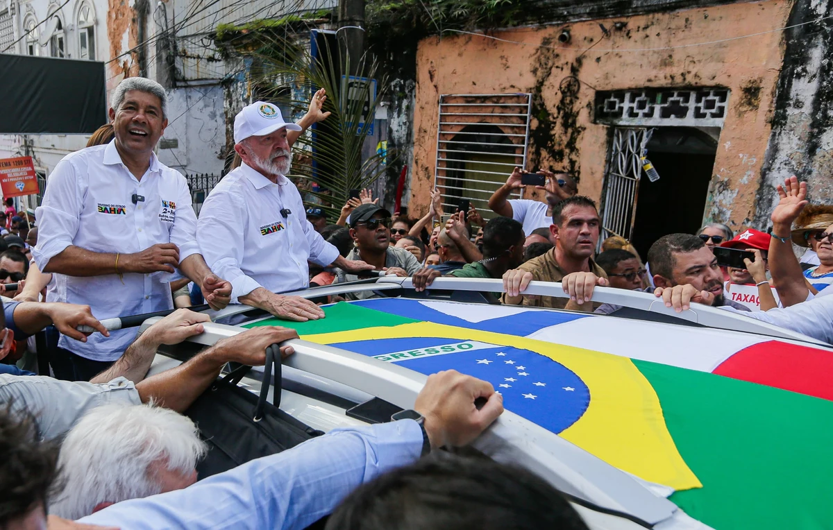Lula desfila em carro aberto ao lado de aliados políticos