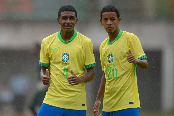 Rodrigo e Davi Fraga (à direita) celebram vitória do Brasil sobre o Galícia