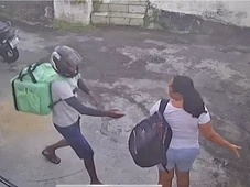 Imagem - Suspeito se disfarça de entregador para roubar mulher em Salvador; veja vídeo
