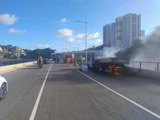 Imagem - Caminhão pega fogo na avenida Bonocô, e trânsito fica lento