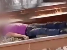 Imagem - Homem deita em trilho e espera trem passar sobre ele em desafio de internet