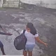 Imagem - Suspeito se disfarça de entregador para roubar mulher em Salvador; veja vídeo