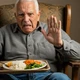 Imagem - Especialistas explicam por que idosos perdem o apetite com o passar dos anos