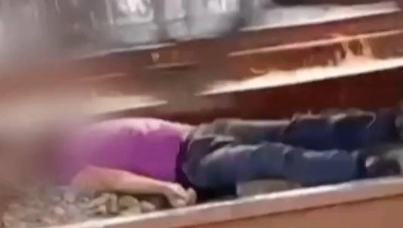 Imagem - Homem deita em trilho e espera trem passar sobre ele em desafio de internet
