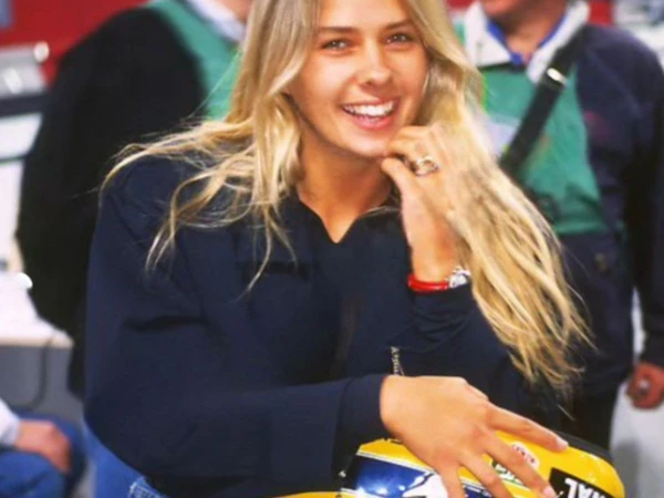 Adriane Galisteu com capacete de Ayrton Senna por Reprodução