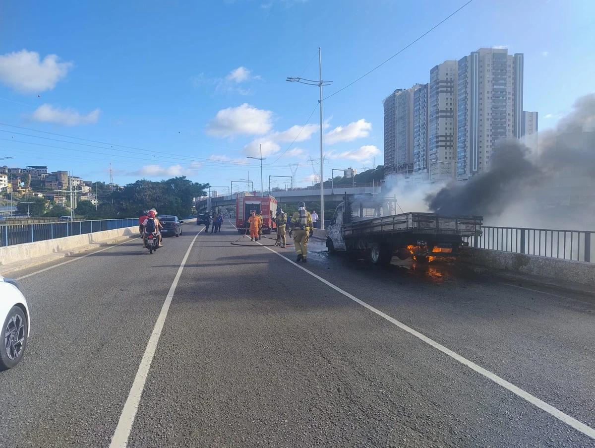Caminhão pegou fogo na tarde desta quinta-feira (3) 