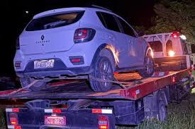Carro foi encontrado em área de mata por Reprodução