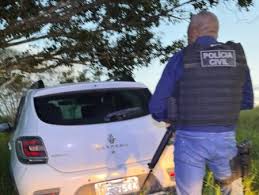 Carro foi encontrado em área de mata por Reprodução