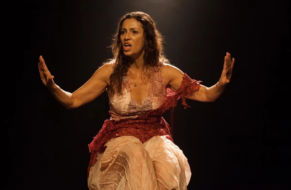 Cyria Coentro, em cena da peça Love