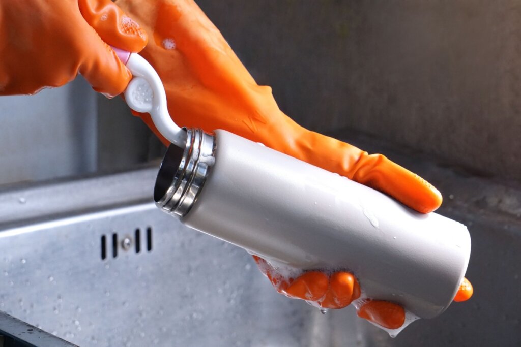 As garrafas térmicas devem ser lavadas com detergente neutro e uma escova própria para retirar todos os resíduos (Imagem: SOORACHET KHEAWHOM | Shutterstock)
