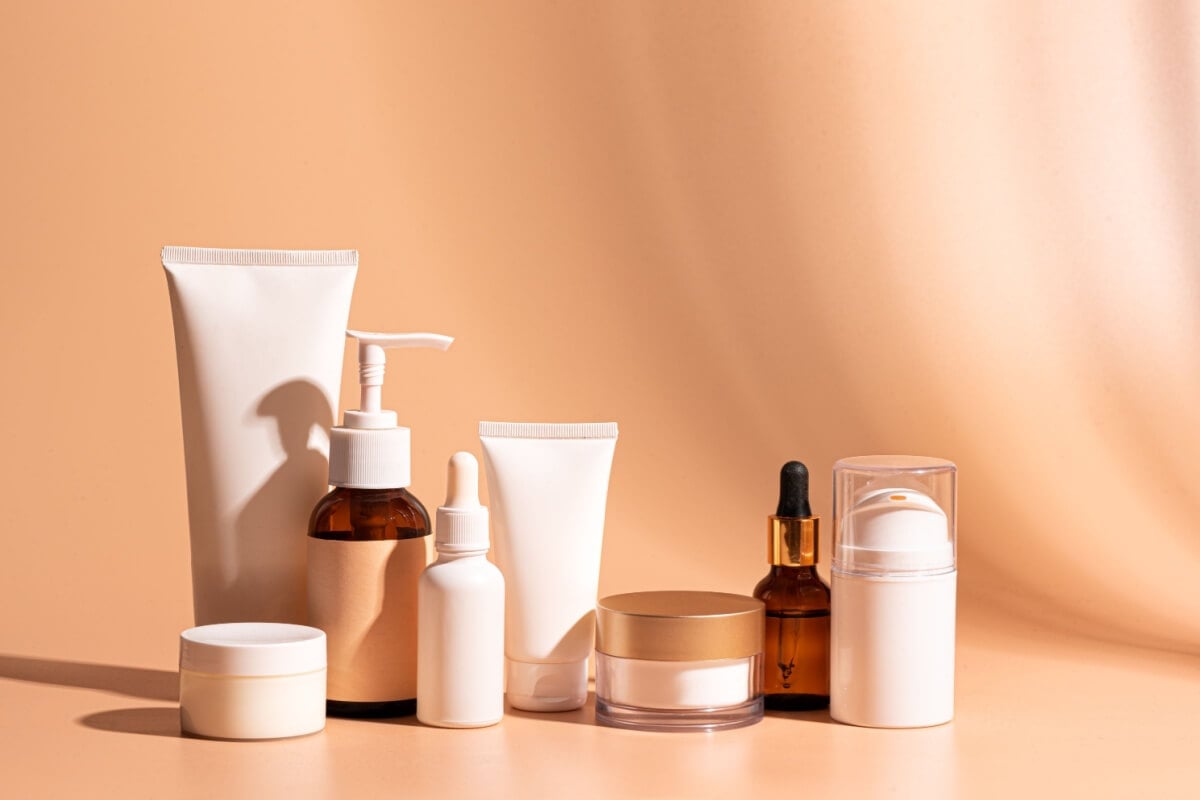 Excesso de produtos no skincare pode causar danos à pele (Imagem: Oksana Mizina | Shutterstock) 