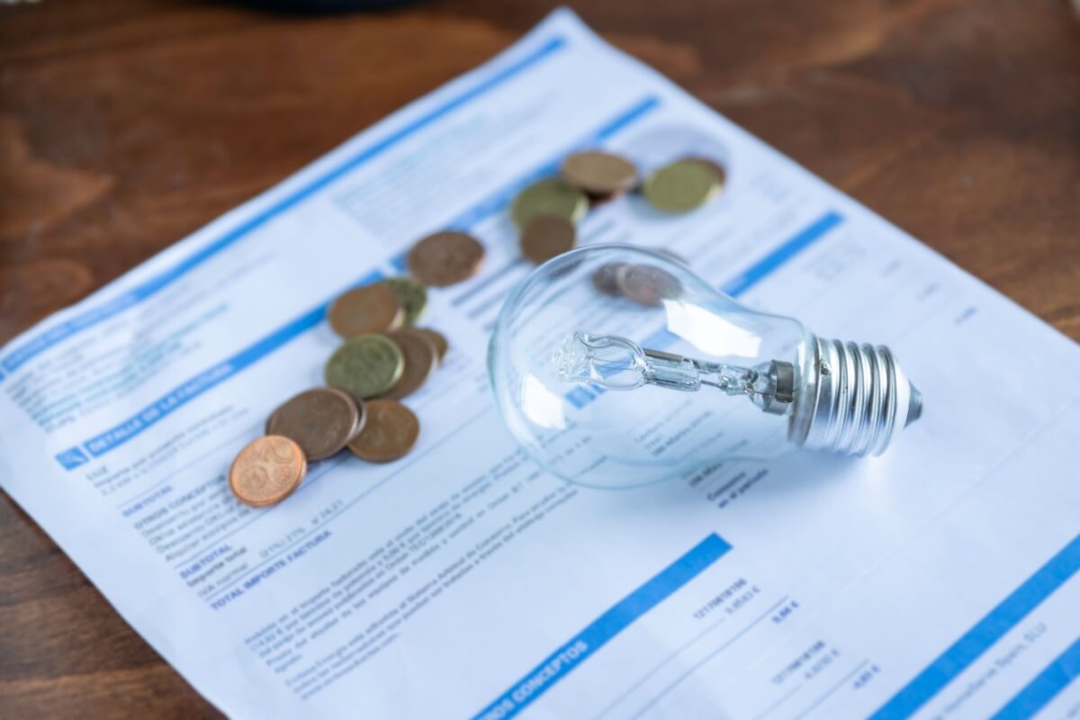 Hábitos conscientes do dia a dia evitam o desperdício de energia elétrica (Imagem: TanitJuno | Shutterstock) 