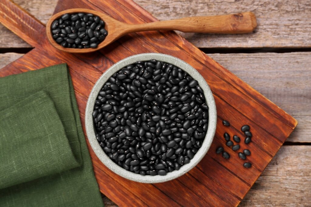 O feijão faz parte da lista de alimentos fermentáveis que aumentam a produção de gases (Imagem: New Africa | Shutterstock)