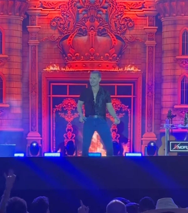 Eduardo Costa aparece irreconhecível em show no Mato Grosso por Reprodução/Redes Sociais 