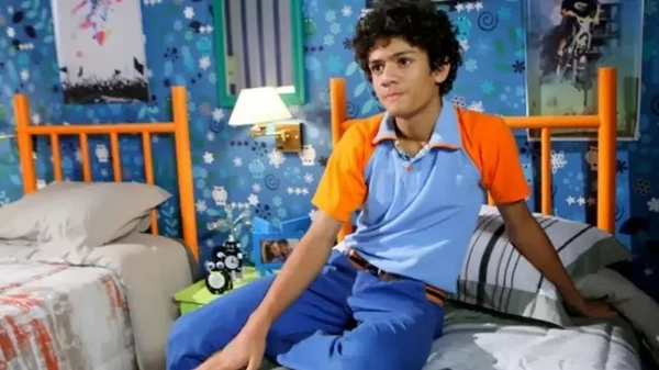 Ex-BBB, Gabriel Santana deu vida a Mosca em Chiquititas  por Reprodução/SBT