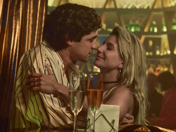 Gabriel Leone e Julia Foti em cena como Ayrton Senna e Adriane Galisteu na série "Senna", da Netflix por Divulgação/Netflix