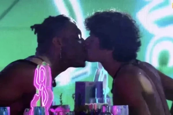 Gabriel Santana e Fred Nicácio se beijam no "BBB 23" por Reprodução/Instagram