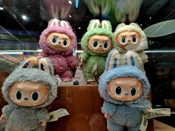 Labubus são bonequinhos chineses que estão na moda no mundo inteiro