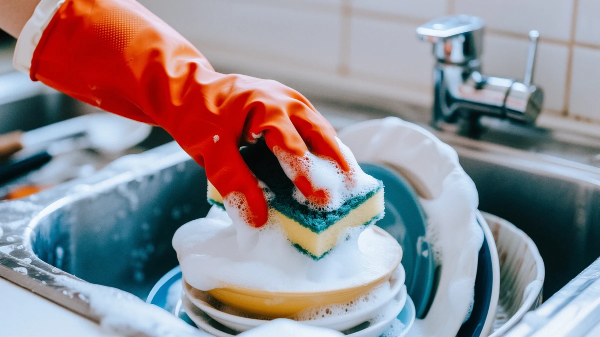 Lavando louça por Shutterstock