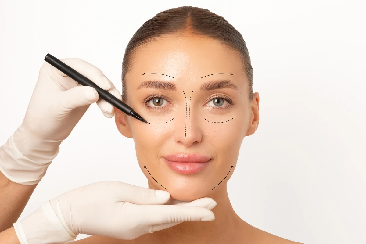 Preparação para cirurgia facial por Shutterstock