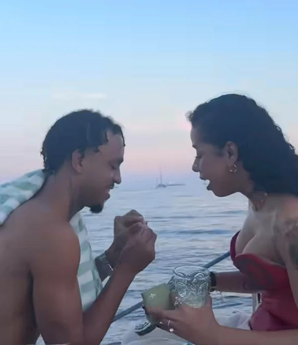 Tasha Okereke e Kyan ficam noivos em Barcelona  por Reprodução/Redes Sociais  