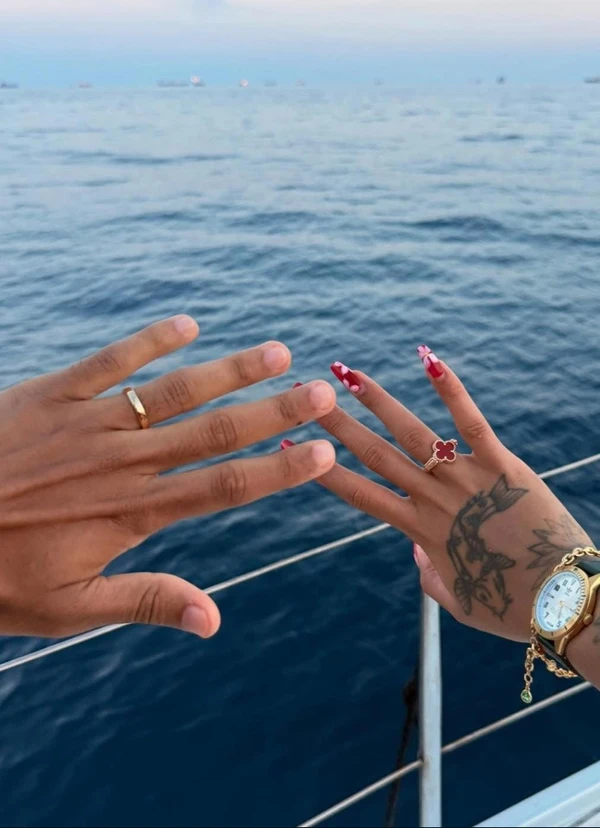 Tasha Okereke e Kyan ficam noivos em Barcelona  por Reprodução/Redes Sociais  