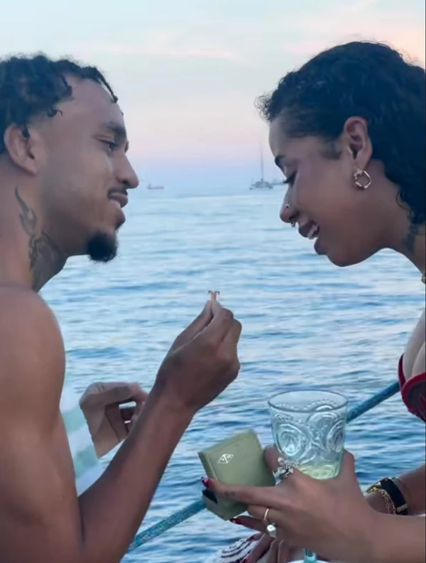 Tasha Okereke e Kyan ficam noivos em Barcelona  por Reprodução/Redes Sociais  