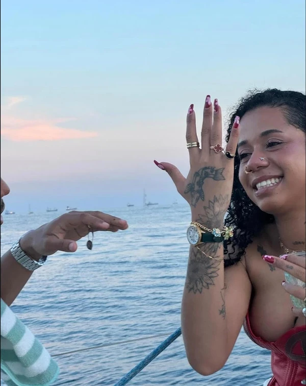 Tasha Okereke e Kyan ficam noivos em Barcelona  por Reprodução/Redes Sociais  
