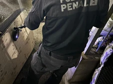 Imagem - Policiais penais realizam revistas na Penitenciária Lemos Brito