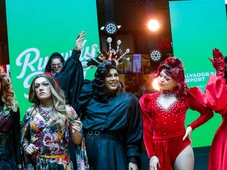 Imagem - Drag queen dubla Lady Gaga e ganha batalha de lipsync que aconteceu no meio do aeroporto