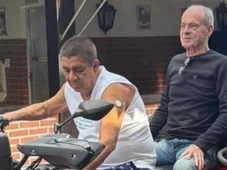 Imagem - 'A foto do ano': Ney Matogrosso sobe na garupa de Zeca Pagodinho em visita a Xerém