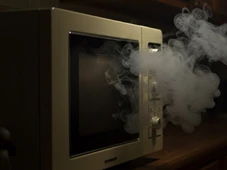 Imagem - O que não colocar no micro-ondas: evite acidentes na cozinha