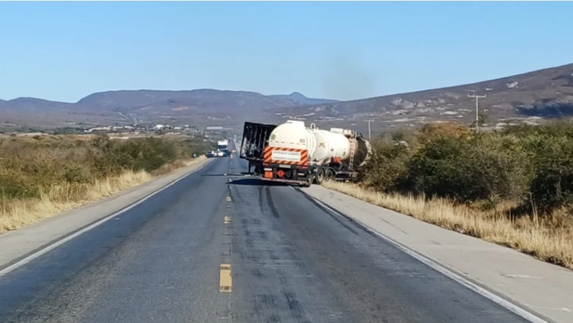 Imagem - Acidente entre caminhão baú e carreta deixa dois mortos na Bahia