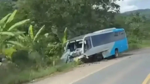Acidente destruiu a frente dos veículos por Reprodução