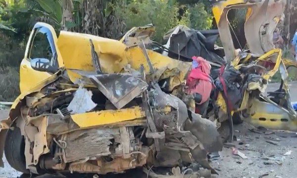 Acidente destruiu a frente dos veículos por Reprodução