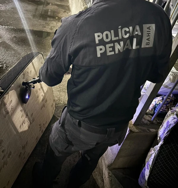 Agentes penais estão em busca de celulares nas celas