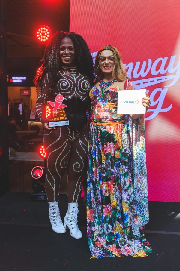 Becca Baroni recebe prêmio
