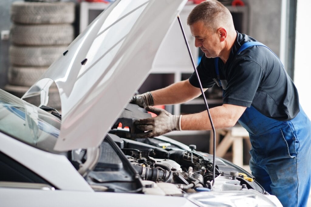  É necessário verificar os fluidos do carro antes de percorrer longas distâncias (Imagem: AS photo Family | Shutterstock)