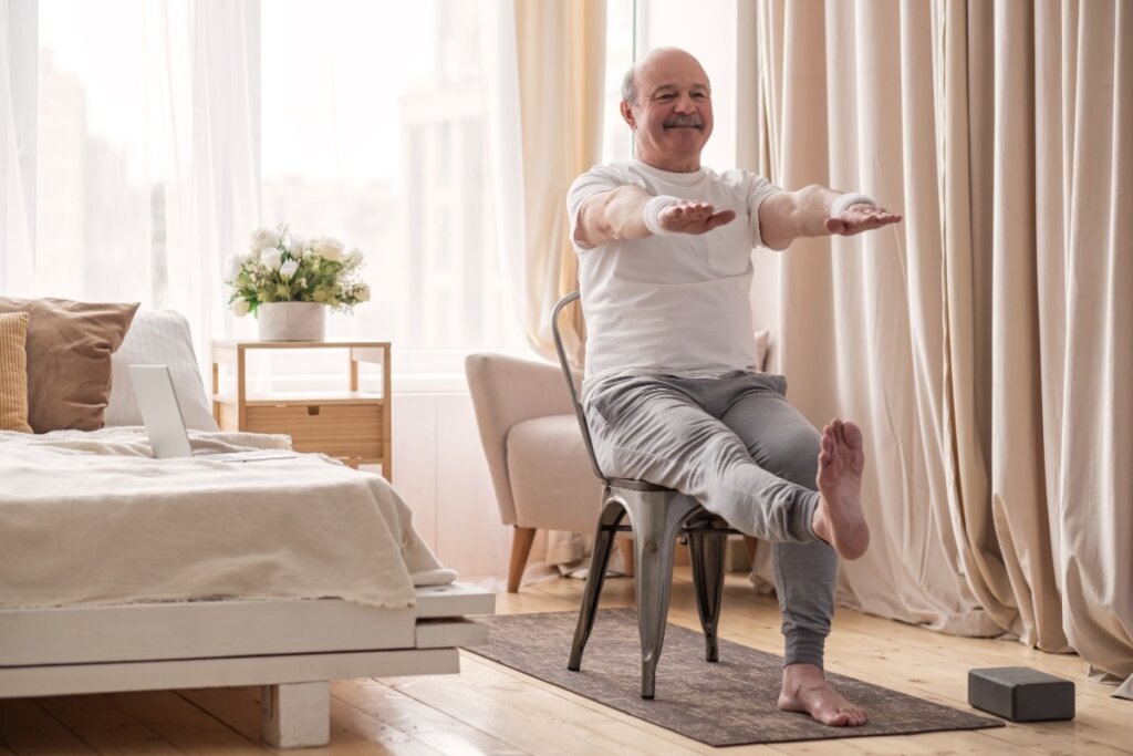 A elevação de pernas sentado fortalece os músculos das coxas e do abdômen (Imagem: Koldunov | Shutterstock)