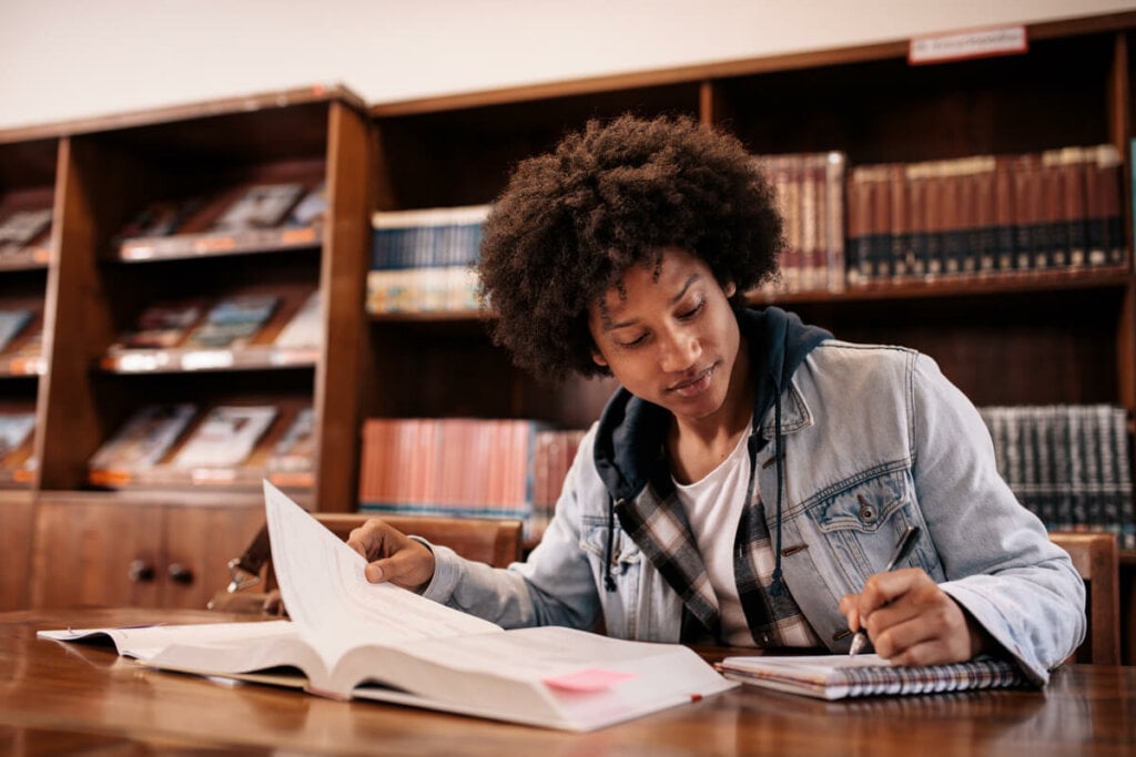 Além das habilidades técnicas, o estudante precisa treinar o olhar para o que é relevante (Imagem: Marharyta Hanhalo | Shutterstock)